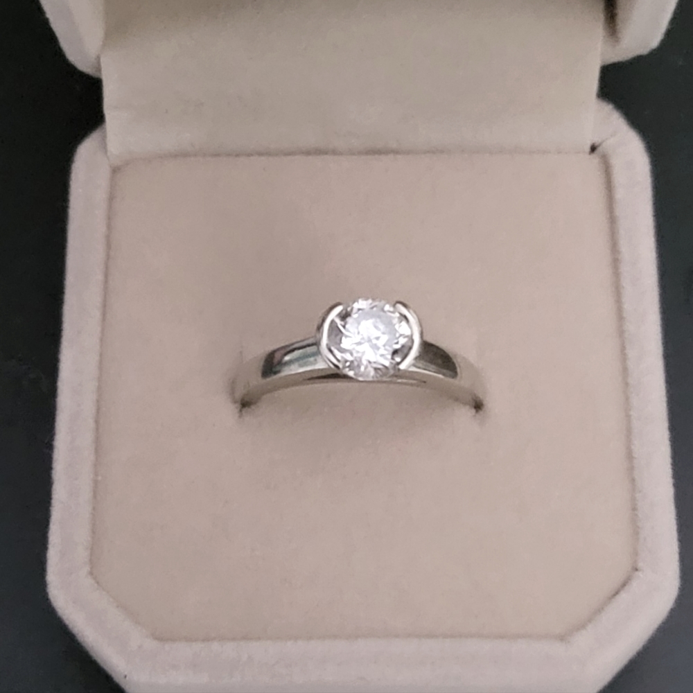 Ladies 14 karat gold 1.25ct Oval Brillant Diamond engagement ring
